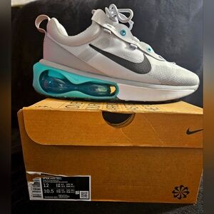 NIKE Womens 12